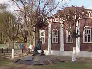  ドミトロフ:  Moskovskaya Oblast':  ロシア:  
 
 Novoselova Hause and Kropotkin Statue